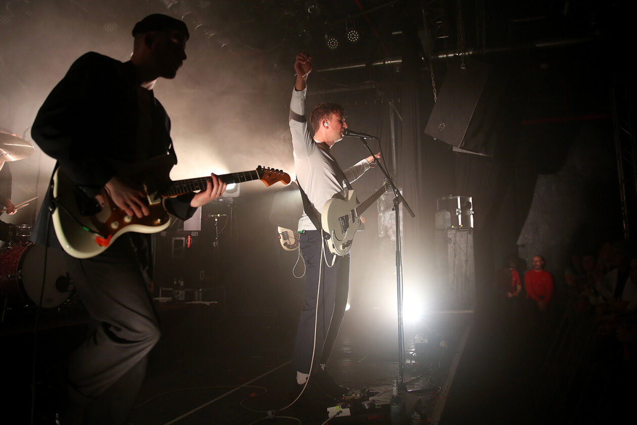 "Mit den Leuten und mir ist es ziemlich kompliziert": Nicht in Hamburg. Die Fans fressen dem Thüringer Indie-Senkrechtstarter aus der Hand. – Betterov.