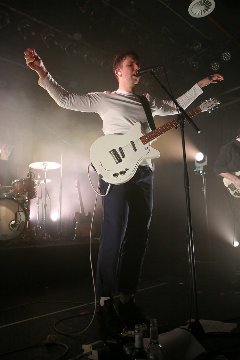 "Mit den Leuten und mir ist es ziemlich kompliziert": Nicht in Hamburg. Die Fans fressen dem Thüringer Indie-Senkrechtstarter aus der Hand. – Betterov.