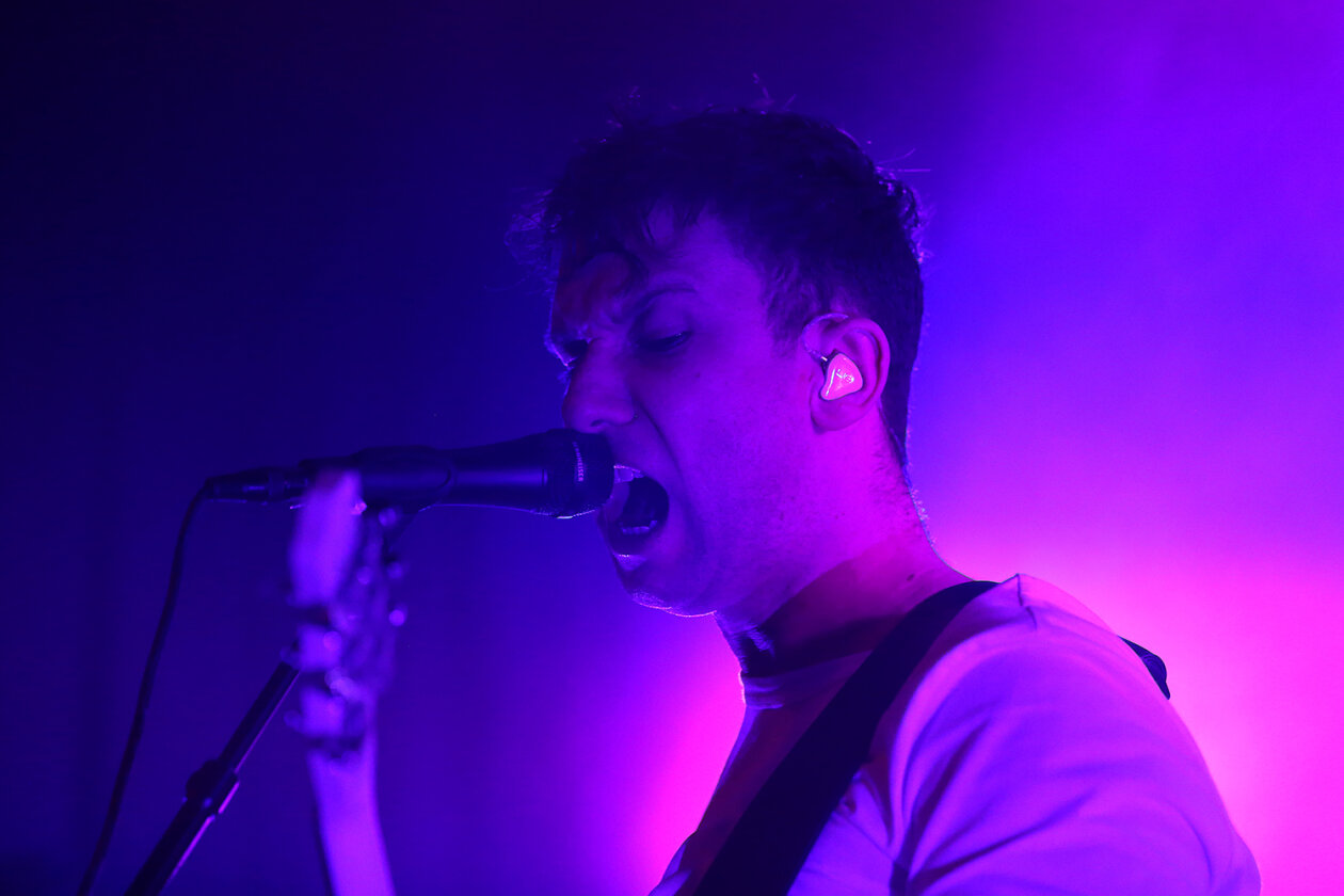 "Mit den Leuten und mir ist es ziemlich kompliziert": Nicht in Hamburg. Die Fans fressen dem Thüringer Indie-Senkrechtstarter aus der Hand. – Betterov.