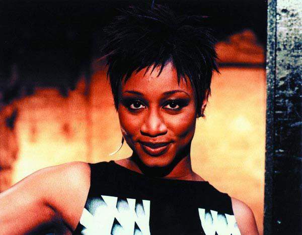 Beverley Knight – Aktuelle Fotos von 2004. – 