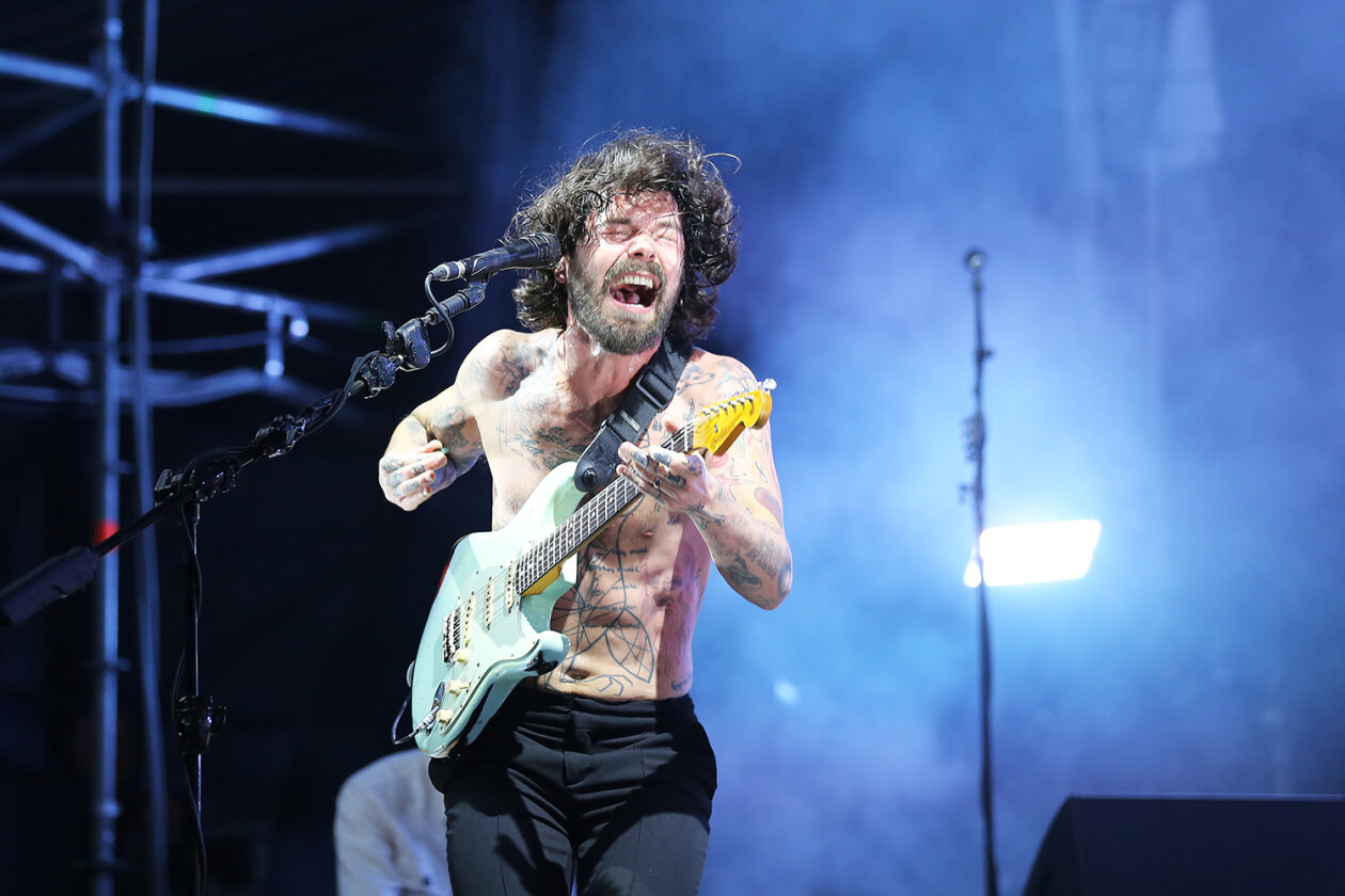 Schönstes Sommerwetter, rappelvoll und Feuer schon beim zweiten Track: Biffy Clyro ließen den Schweiß im Hamburger Stadtpark strömen. – Biffy Clyro.