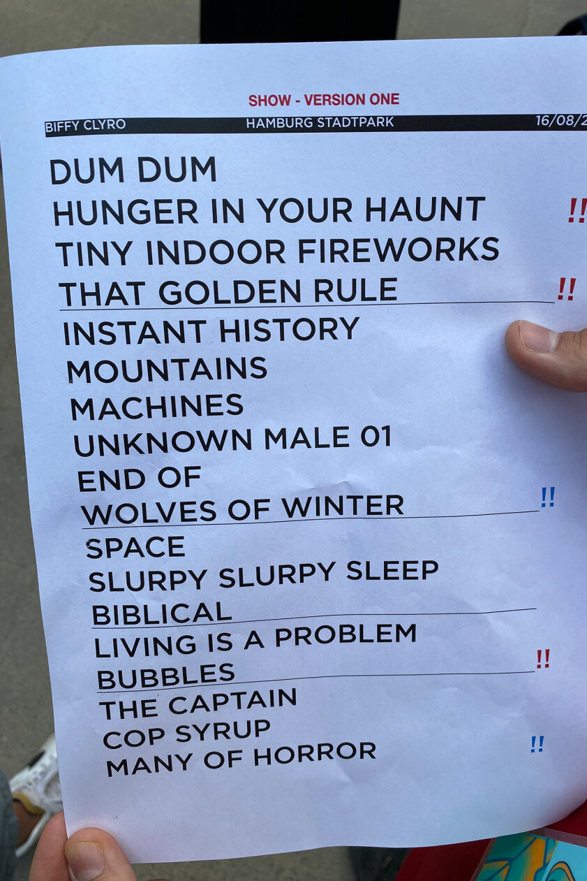 Schönstes Sommerwetter, rappelvoll und Feuer schon beim zweiten Track: Biffy Clyro ließen den Schweiß im Hamburger Stadtpark strömen. – Biffy Clyro.