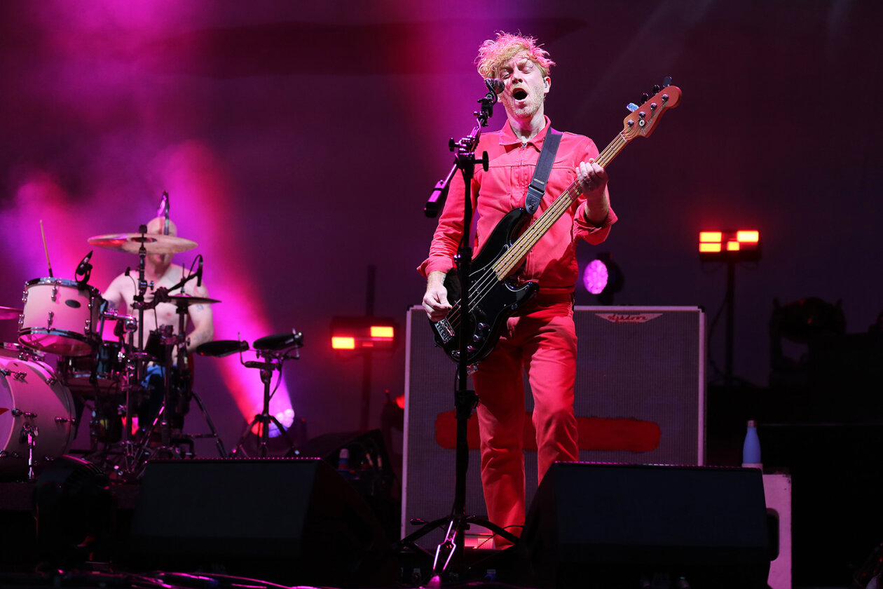Schönstes Sommerwetter, rappelvoll und Feuer schon beim zweiten Track: Biffy Clyro ließen den Schweiß im Hamburger Stadtpark strömen. – Biffy Clyro.