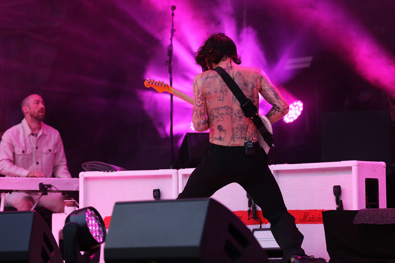 Schönstes Sommerwetter, rappelvoll und Feuer schon beim zweiten Track: Biffy Clyro ließen den Schweiß im Hamburger Stadtpark strömen. – Biffy Clyro.