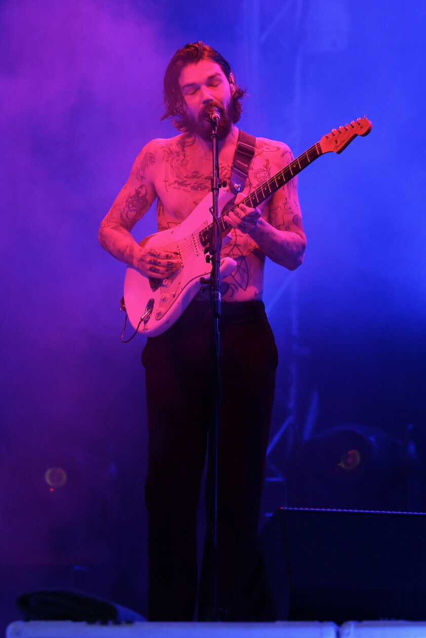 Schönstes Sommerwetter, rappelvoll und Feuer schon beim zweiten Track: Biffy Clyro ließen den Schweiß im Hamburger Stadtpark strömen. – Biffy Clyro.