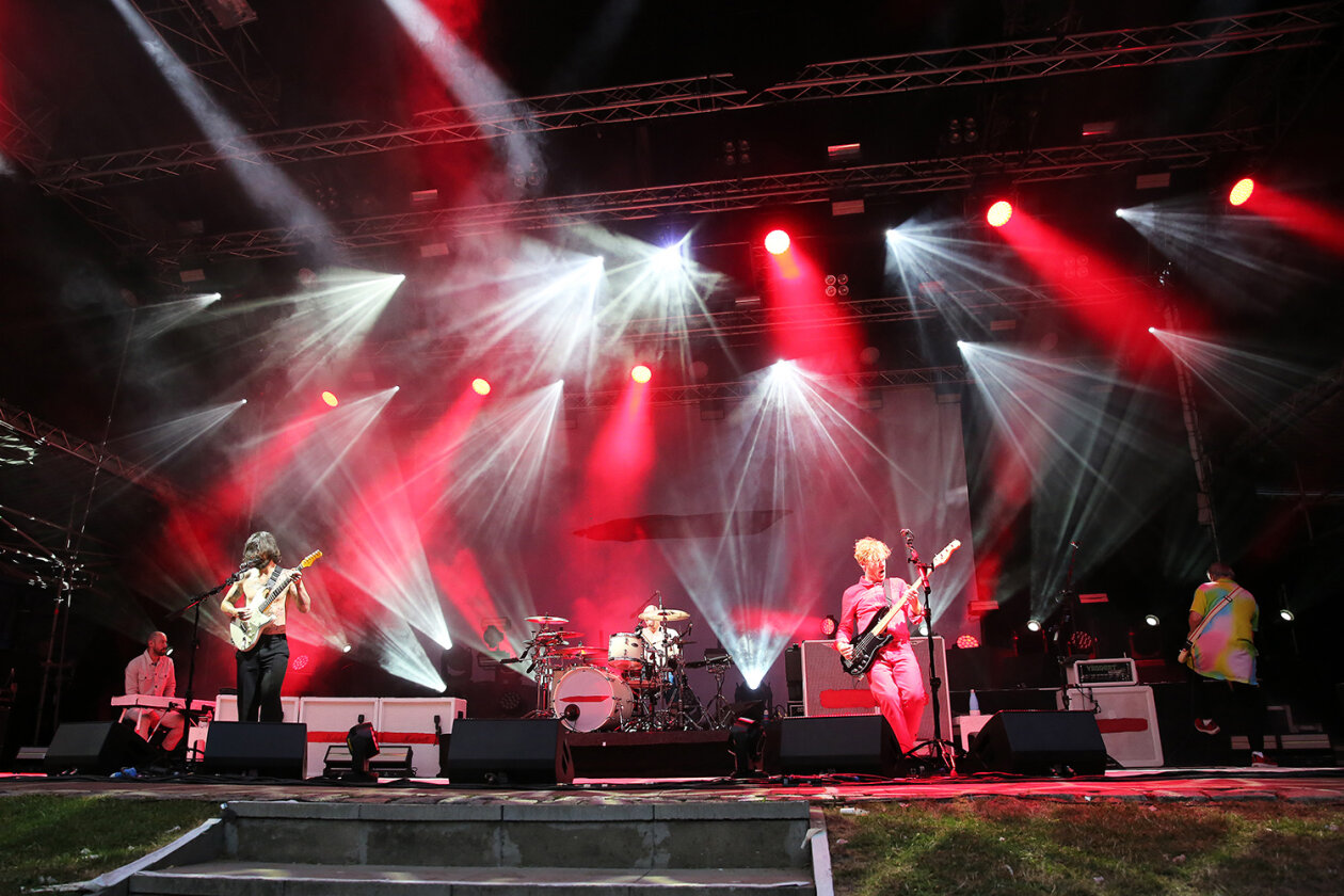 Schönstes Sommerwetter, rappelvoll und Feuer schon beim zweiten Track: Biffy Clyro ließen den Schweiß im Hamburger Stadtpark strömen. – Biffy Clyro.