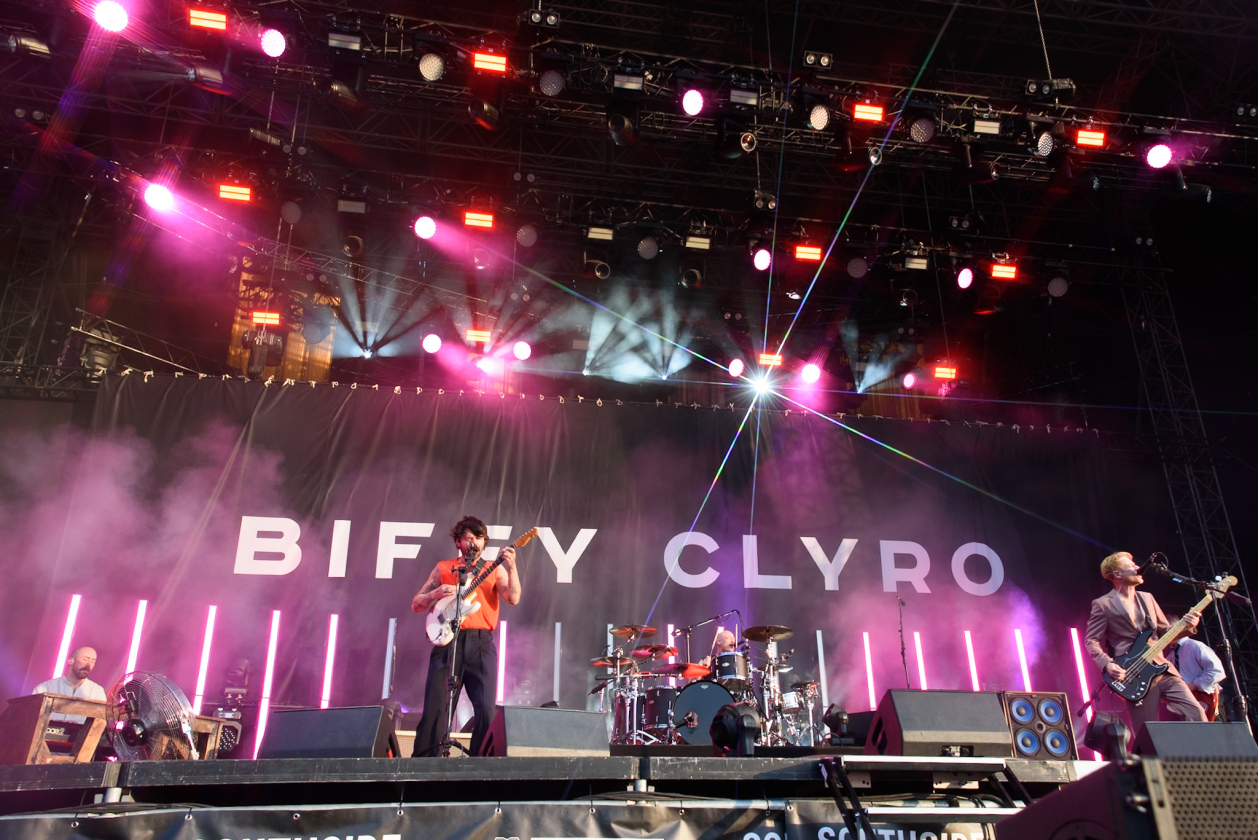 Pathos und Pogo: eines der intensivsten Sets des Festivals. – Biffy Clyro.