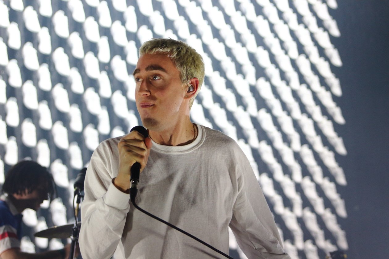 Bilderbuch stellen ihr neues Album "Magic Life" vor. – Er liebt den Stress.