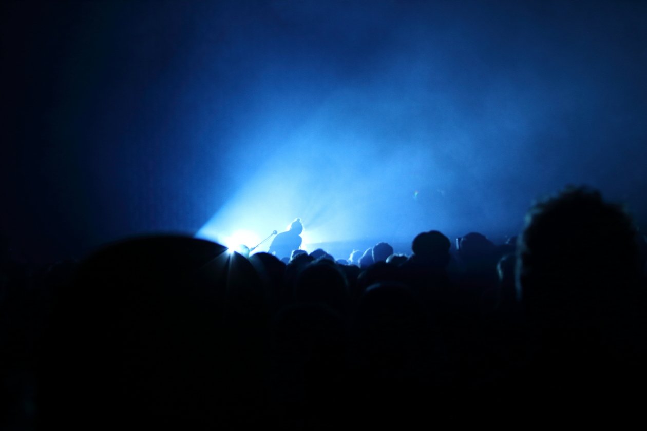 Bilderbuch stellen ihr neues Album "Magic Life" vor. – Gimme Spotlight!