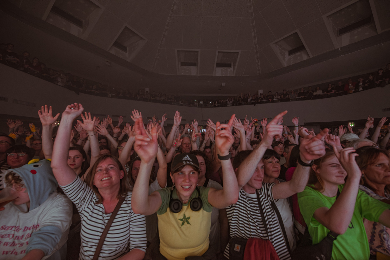 Bilderbuch – Im übervollen Löwensaal begeistern die Österreicher mit charismatischer und musikalisch perfekter Show. – Fans.