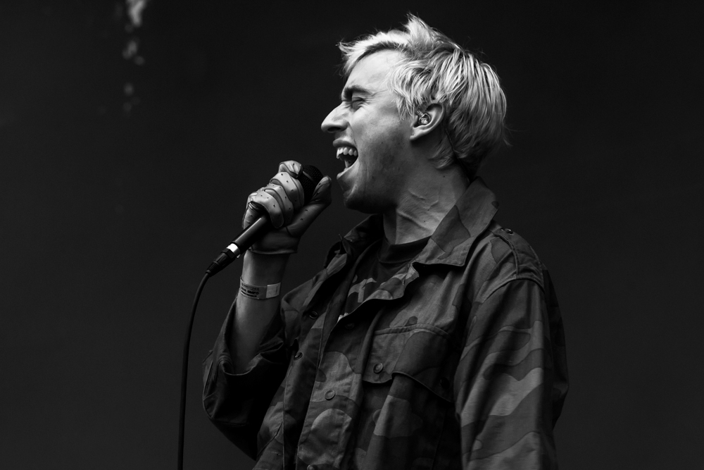 Bilderbuch – Die österreichischen Shootingstars auf der Mainstage. – Am Mic.