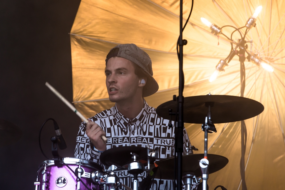 Bilderbuch – Die österreichischen Shootingstars auf der Mainstage. – Drummer Philipp Scheibl.