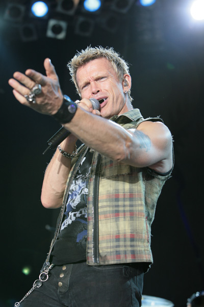 Billy Idol – Wie passend: Ein Rock-Urgestein auf dem Museumsplatz. Billy Rockin' Idol. – 