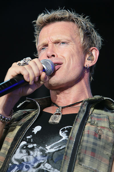 Billy Idol – Wie passend: Ein Rock-Urgestein auf dem Museumsplatz. Billy Rockin' Idol. – 