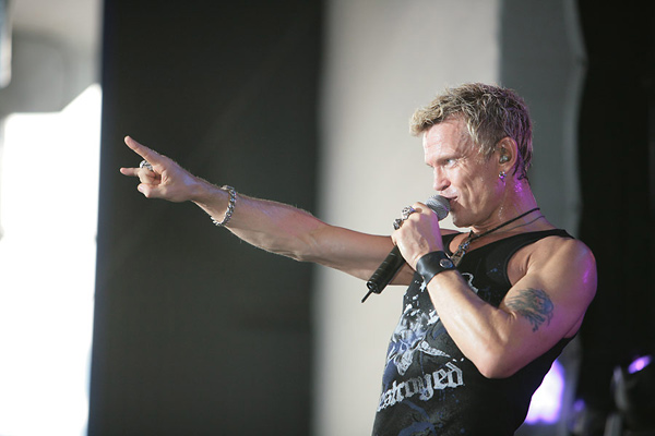 Billy Idol – Wie passend: Ein Rock-Urgestein auf dem Museumsplatz. Billy Rockin' Idol. – 