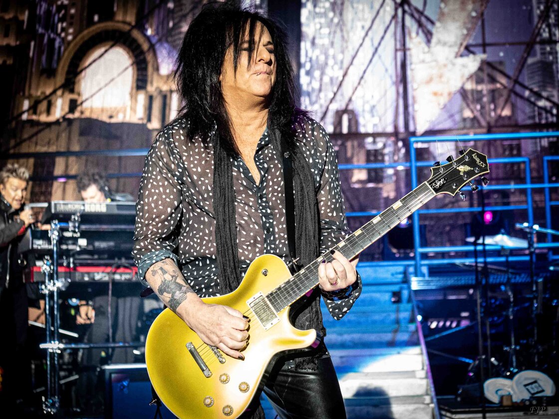 Billy Idol – Steve Stevens.