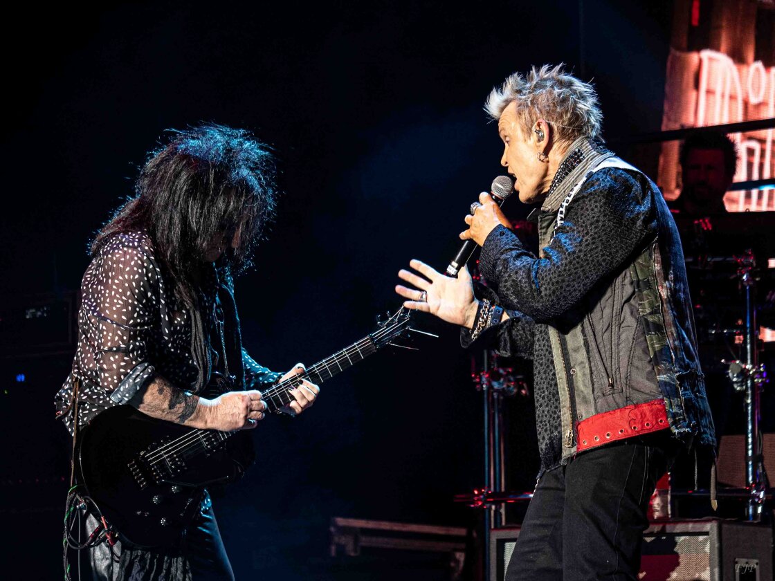 Billy Idol – Steven und Billy. Im Hintergrund rechts Keyboarder Paul Trudeau.