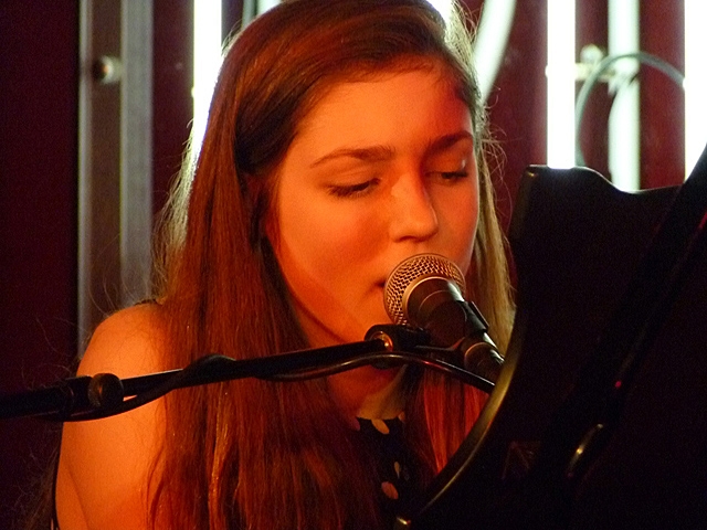 Birdy live im Roten Salon. – Birdy live im Roten Salon.