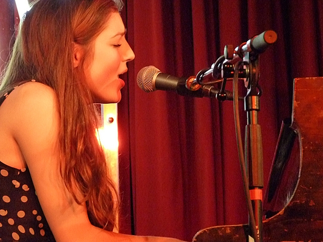 Birdy live im Roten Salon. – Birdy live im Roten Salon.