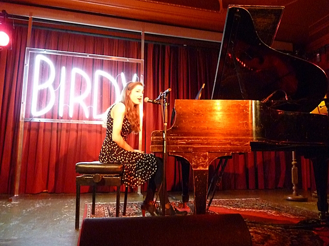 Birdy live im Roten Salon. – Birdy live im Roten Salon.