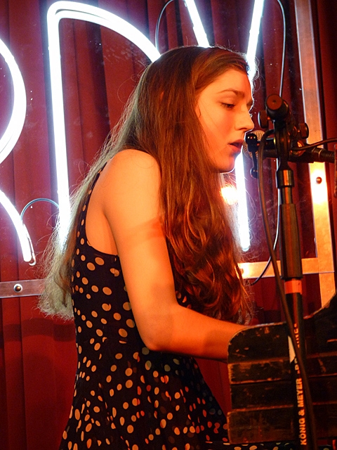 Birdy live im Roten Salon. – Verständlicherweise nervös ...