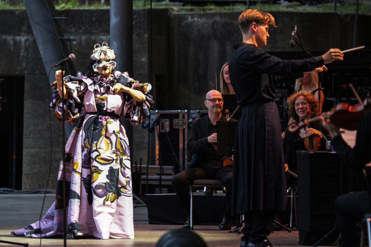 Björk mit dem Rundfunk-Sinfonieorchester Berlin, dirigiert von Bjarni Frímann Bjarnason. – Dirigiert von Bjarni Frímann Bjarnason.