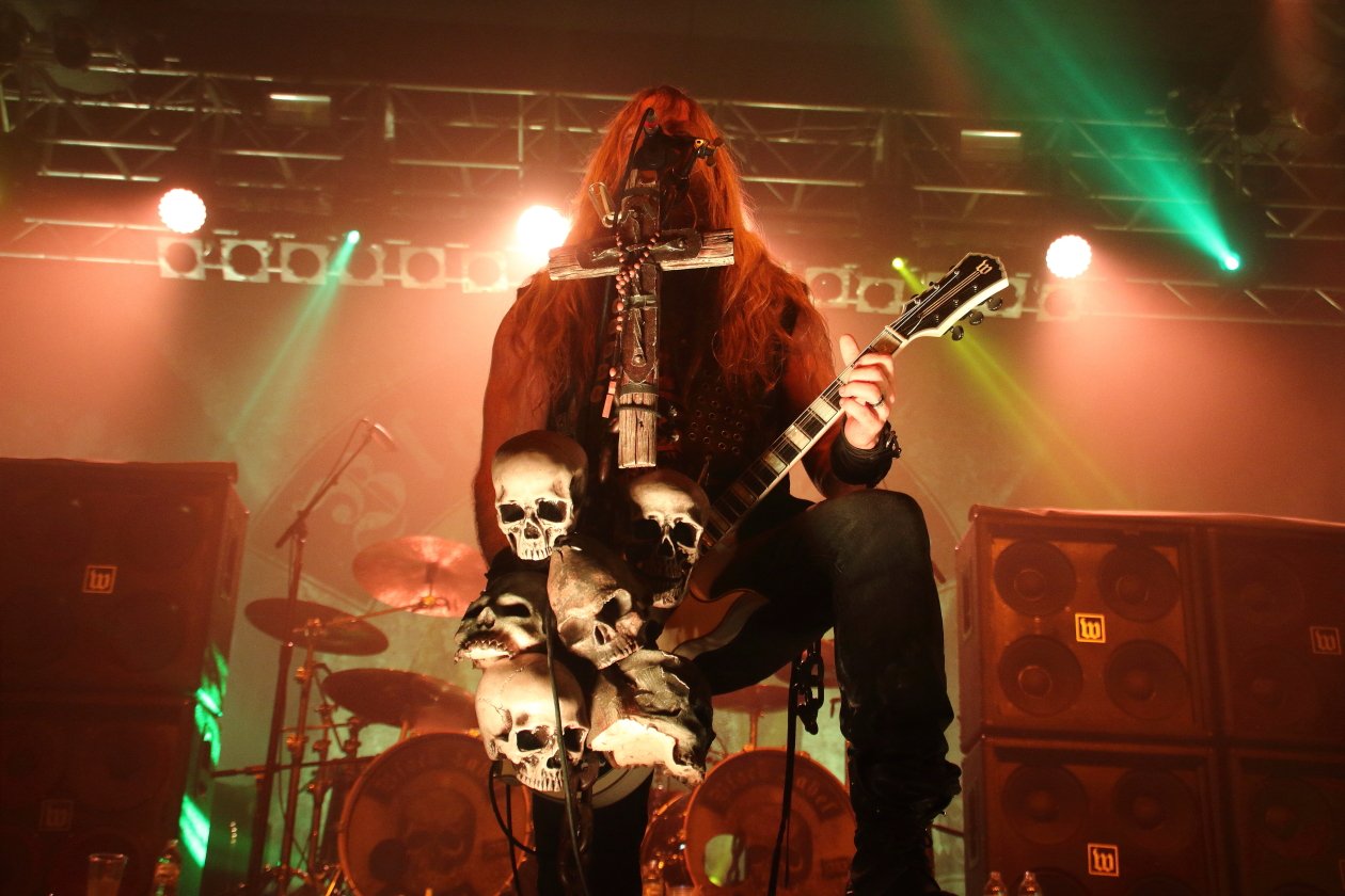 Black Label Society – "Grimmest Hits" von Zakk Wylde und seinen Berserkern. – Rosenkranz, Kreuz, Totenschädel.