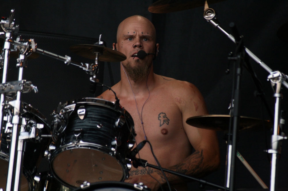 Mal an der Gitarre, mal an den Drums. – Black Sun Aeon