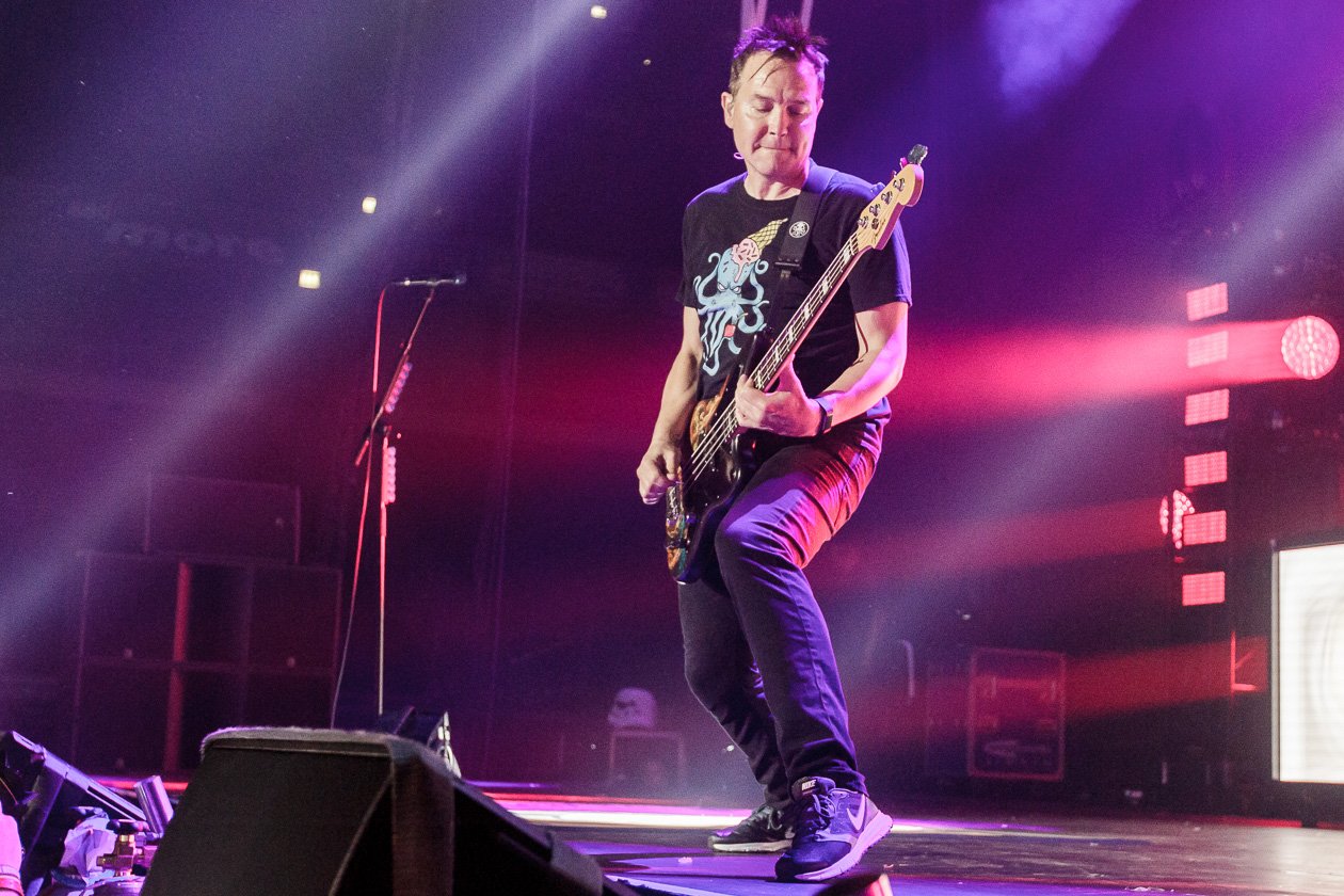 Blink 182 – Travis Barker, Mark Hoppus und Matt Skiba im Ruhrgebiet. – Mark am Bass.