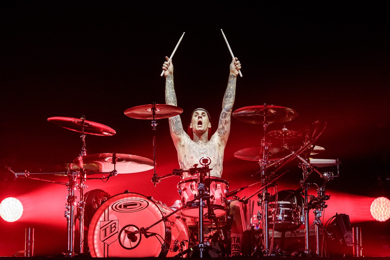 Blink 182 – Travis Barker, Mark Hoppus und Matt Skiba im Ruhrgebiet. – Travis am Kit.