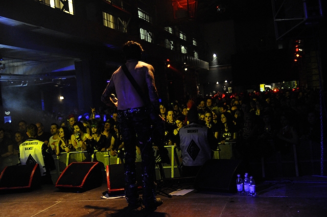 Ein großes Highlight beim WGT 2009. – Onstage bei Blitzkid.