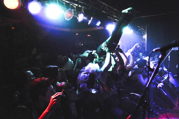Blitzkid in Köln beim Finale der Hell Nights Tour 2008. – Crowdsurfer
