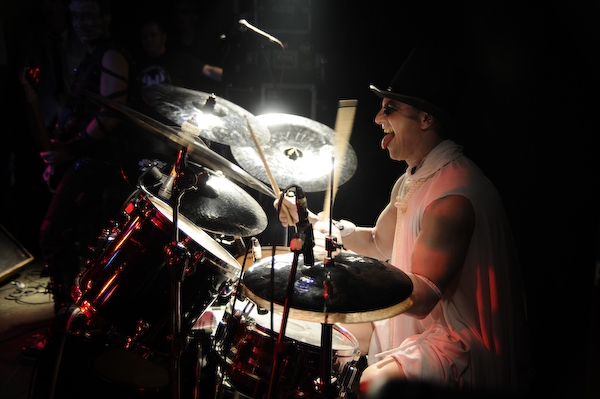 Blitzkid in Köln beim Finale der Hell Nights Tour 2008. – Dr. Chud an den Drums