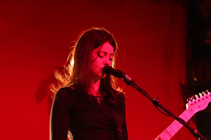 Blood Red Shoes – Auf einen Abstecher ins Plaza. – ... bleibt Laura tapfer.