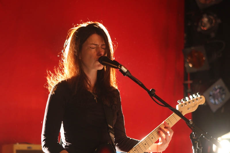 Blood Red Shoes – Ihrem schmerzverzerrten Gesicht sind die Strapazen der letzten Tourtage anzusehen.