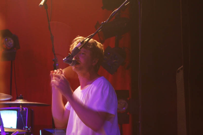 Blood Red Shoes – Mit treibenden Beats macht er der Menge im Züricher Plaza Laune.