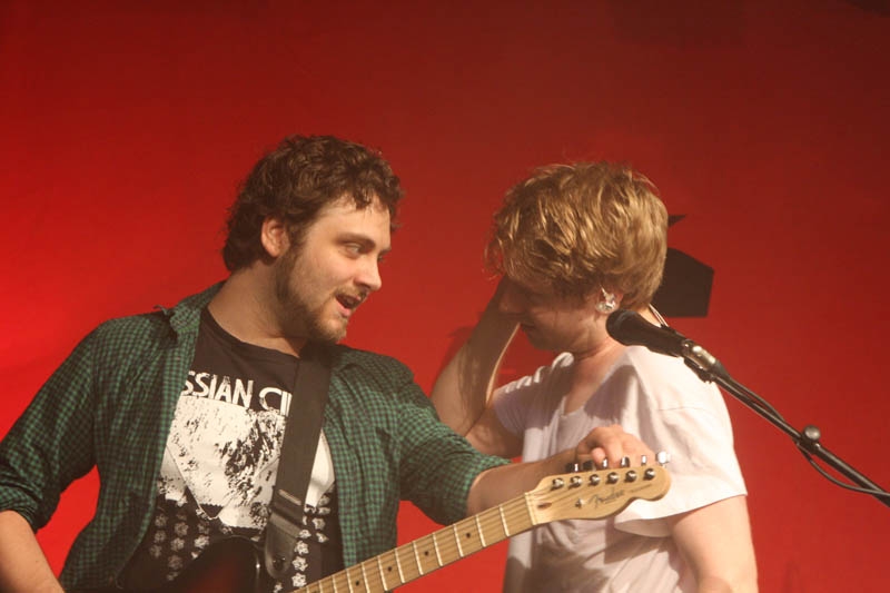 Blood Red Shoes – Auf einen Abstecher ins Plaza. – ... eine spontane Umbesetzung mit Ian Clement von Wallace Vanborn, die den Support gaben.