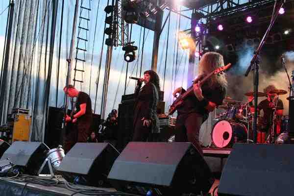 Bloodflowerz – Auch schwanger rockt Kirsten noch ganz ordentlich. – 