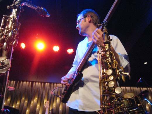 Blue Exercise liefern cineastischen Jazz. Live im Bix, Stuttgart 2007. – Roland Christen am Tieftöner.