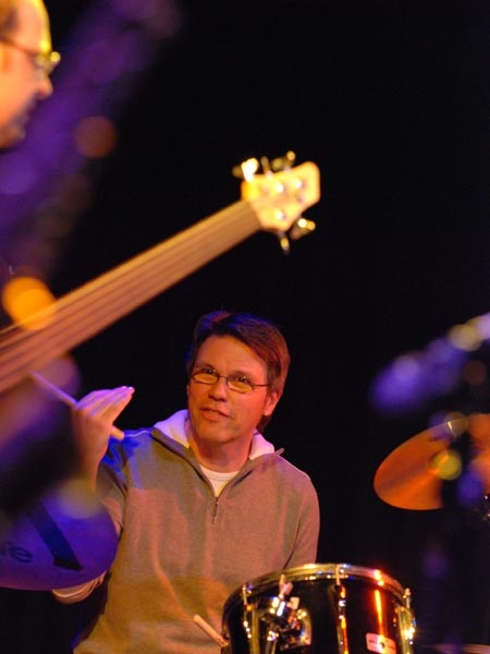 Blue Exercise rocken den Jazz-Club. – Trommler Reto Giacopuzzi,