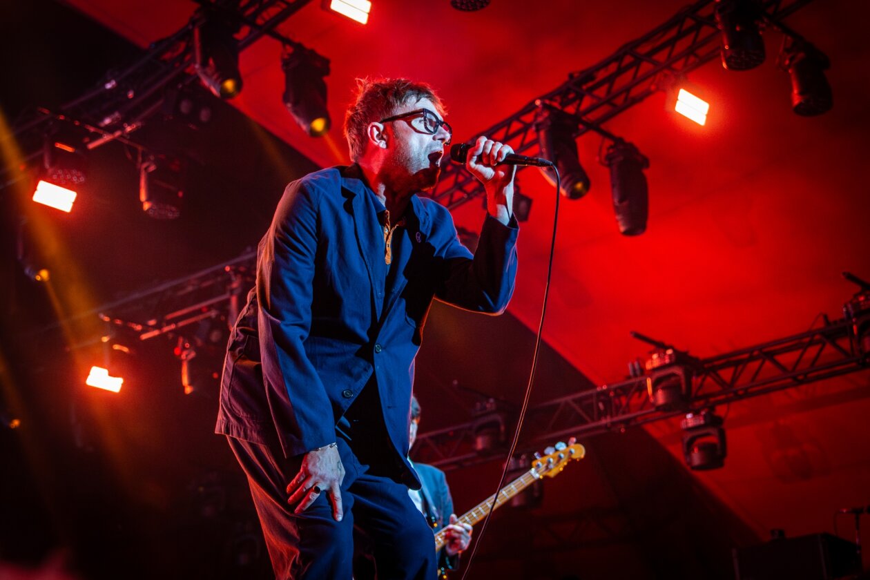 Damon Albarn und Kollegen nach acht Jahren Pause zurück auf Europas Bühnen. – Blur.