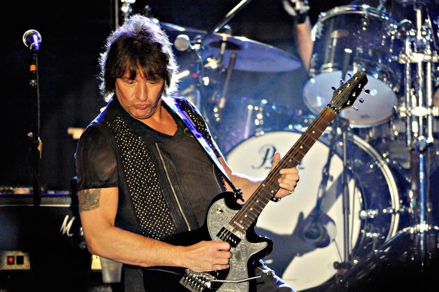 Jon Bon Jovi präsentiert sein Best Of-Album im Limelight Köln – Bon Jovi: Richie Sambora an der Gitarre