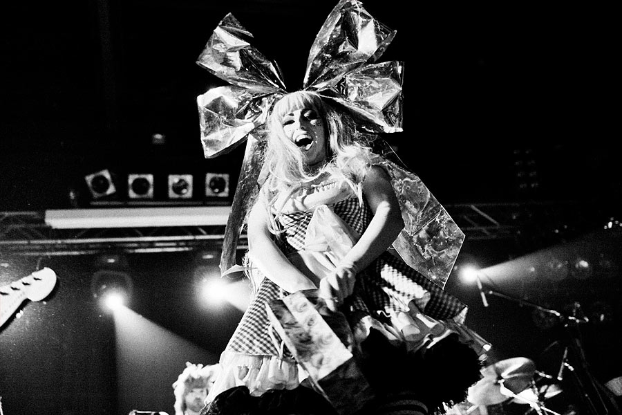 2011: Bühnenzirkus galore in der Live Music Hall. – Bonaparte.