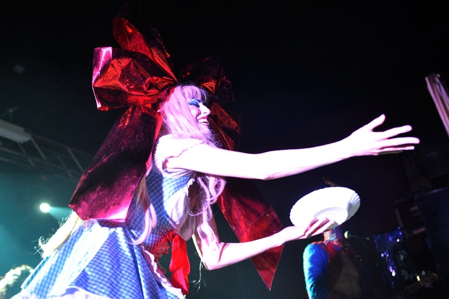 2011: Bühnenzirkus galore in der Live Music Hall. – Bonaparte.