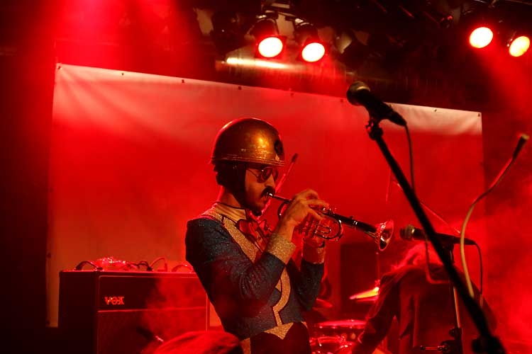 Bonaparte – R'n'R-Zirkus im St. Gallener Kugl. – Evil an der Trompete.