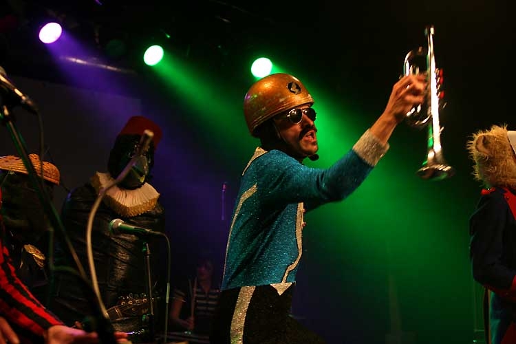 Bonaparte – R'n'R-Zirkus im St. Gallener Kugl. – Evil Kneevel!
