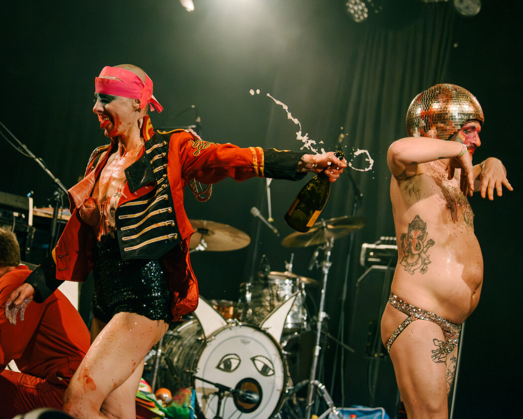 Gleich vier Gigs in der Hauptstadt zum Tourabschluss:  zwei The Quiet Shows und zwei The Riot Shows. – Bonaparte.