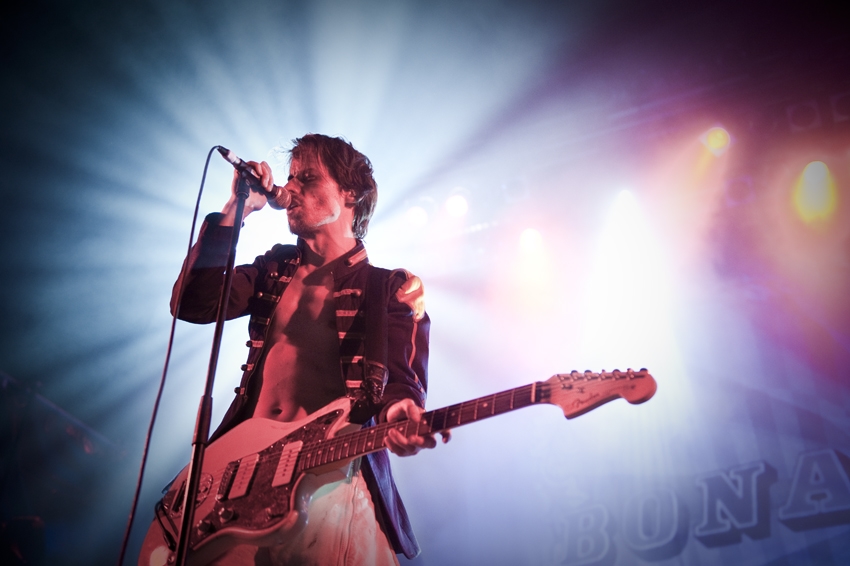Verstören mit ihrer Show jedes Open Air-Publikum. – Bonaparte.