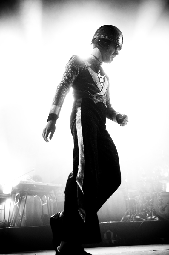 Verstören mit ihrer Show jedes Open Air-Publikum. – Bonaparte.