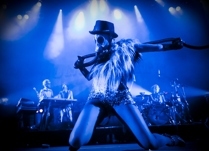 Verstören mit ihrer Show jedes Open Air-Publikum. – Bonaparte.